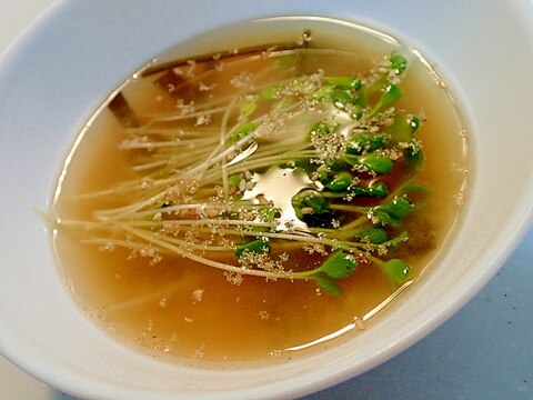 貝だしで　刻み昆布とかいわれ大根の胡麻香るお味噌汁